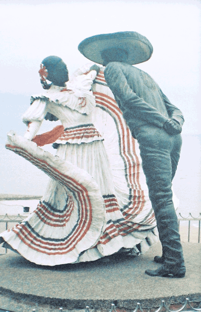 Mexican dancers statue (3D wobble gif). Puerto Vallarta, Mexico.